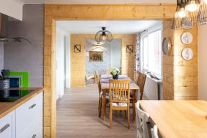 eine Küche und ein Esszimmer mit einem Tisch und Stühlen in der Unterkunft The bear's den in Håkafot