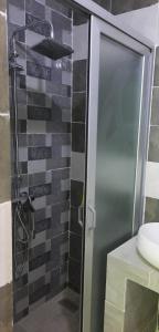 A bathroom at Studio Emeraude - cosy et climatisé - Résidence Saraba Mermoz