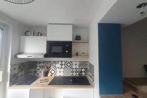 cocina con fregadero y microondas en Studio, jardin, clim & parking, en Saint-Cyr-sur-Mer