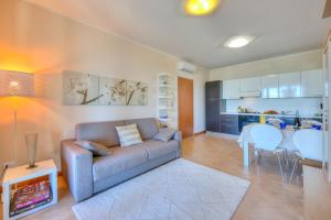sala de estar con sofá y cocina en Appartamento Zelda With Shared Pool - Happy Rentals en Desenzano del Garda