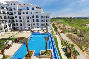 einen Luftblick auf ein Hotel mit einem Pool und Palmen in der Unterkunft Luxurious 4 bed apartment on Yas Island, Abu Dhabi in Abu Dhabi