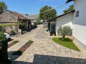 a stone driveway in front of a house at Apartma pri Cesarjevih in Sežana