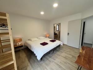 ein Schlafzimmer mit einem großen weißen Bett und einer Leiter in der Unterkunft Villa Les Vieux Chênes in Vacqueyras