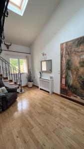 uma sala de estar com uma grande pintura na parede em L'Ermitage de Meyriat em Brénod