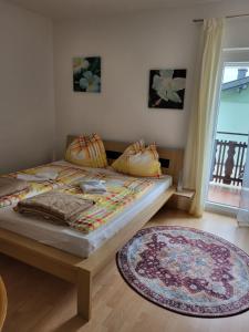 Rúm í herbergi á Gästehaus Rosl