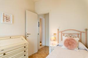 1 dormitorio con cama blanca y vestidor en Sassi Scritti - Abete Bianco, en Montefegatesi