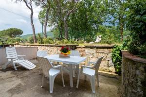 Biały stół i krzesła na patio w obiekcie Casa I Pini w mieście Terranuova Bracciolini