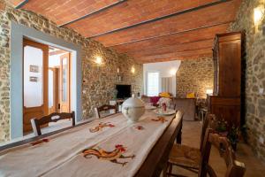jadalnia ze stołem i wazonem w obiekcie Casa I Pini w mieście Terranuova Bracciolini