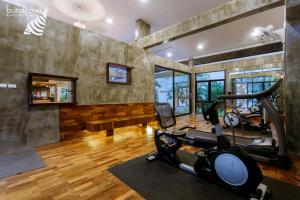 sala de fitness con cinta de correr y gimnasio en Bundhaya Resort, en Ko Lipe