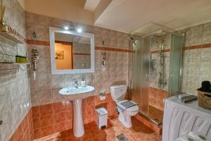 A bathroom at Armonia Még 15 kép