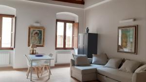 a living room with a couch and a table at Civico in Gubbio