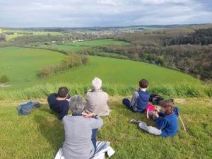 Un groupe de personnes assises au sommet d'une colline dans l'établissement Le Cormoran emplacement idéal, moderne très équipé, à Thury-Harcourt