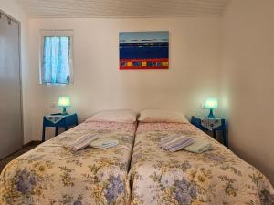 1 dormitorio con 2 camas y 2 lámparas en Apartments La Pergola, en Rovinj