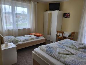 a bedroom with two beds and a window at Gästehaus Rosl in Reifnitz