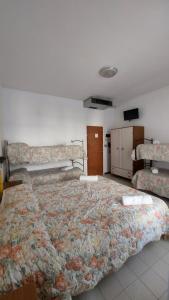 A bed or beds in a room at Dipendenza Hotel Las Vegas