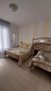 A bed or beds in a room at Dipendenza Hotel Las Vegas