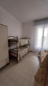 A bed or beds in a room at Dipendenza Hotel Las Vegas