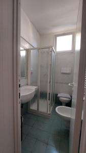 A bathroom at Dipendenza Hotel Las Vegas