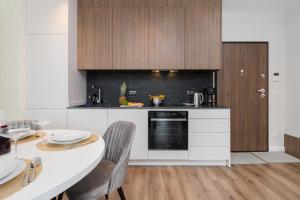 Ett kök eller pentry på Stunning Apartment with Parking in Gdansk Lower Town by Renters