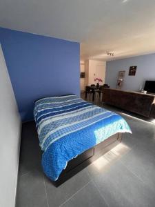 - une chambre bleue dotée d'un lit avec un mur bleu dans l'établissement brugsken, Sint-Niklaas, à Saint-Nicolas