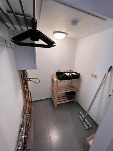Cette chambre dispose d'un ventilateur de plafond et d'une table. dans l'établissement brugsken, Sint-Niklaas, à Saint-Nicolas