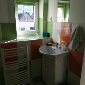 イェセニークにあるUbytování Lumikのバスルーム(洗面台、窓付)