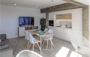 cocina y comedor con mesa y sillas en Cozy Apartment In Oropesa Del Mar With Outdoor Swimming Pool, en Oropesa del Mar