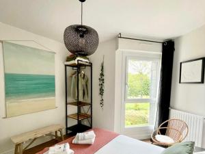 een slaapkamer met een bed en een raam bij L'Artistik - Appartement 5 min à pied du port et parking privé in Vannes