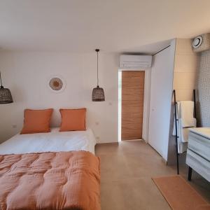 Ένα ή περισσότερα κρεβάτια σε δωμάτιο στο Coté Mer +10 φωτογραφίες