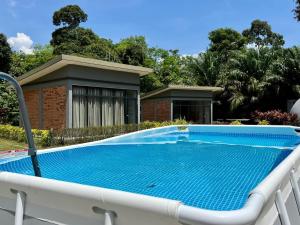 - une piscine en face d'une maison dans l'établissement PLAY at Lot 31 Eco Orchard Melaka, 