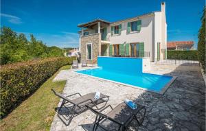 Villa con piscina y 2 sillas en 4 Bedroom Gorgeous Home In Baredine, en Donje Baredine
