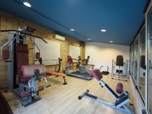 einen Fitnessraum mit mehreren Trainingsgeräten in einem Raum in der Unterkunft Villa Vella in Syrakus