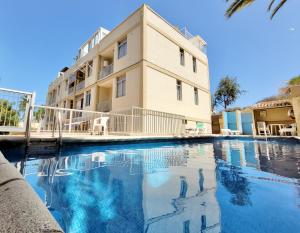 hotel z basenem przed budynkiem w obiekcie California Sweet Home w Puerto de la Cruz