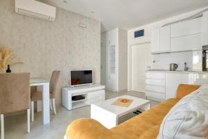uma cozinha e sala de estar com um sofá e uma mesa em The Golden Luxury complex - Central and Seaboard em Kotor