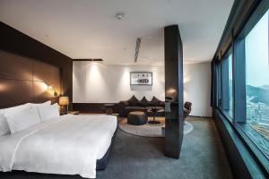 Postel nebo postele na pokoji v ubytování Shenzhen O Hotel