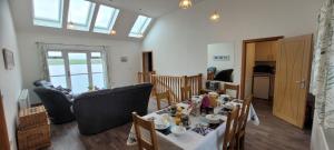 un soggiorno con tavolo e divano di VitaVer, B&B, STL-OR00012F a Orkney