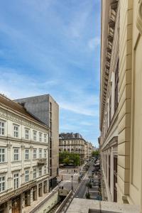 uitzicht op een straat in een stad met gebouwen bij City Center Apartment with Balcony in Boedapest