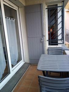 un porche con una mesa de picnic y una puerta en DIGNE LES BAINS, en Digne-les-Bains