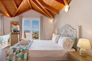 Posteľ alebo postele v izbe v ubytovaní Yiannis Suite with Sea View 10