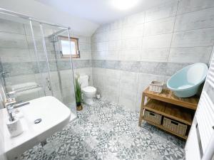 a bathroom with a tub and a sink and a toilet at Chalupa Rozálka in Černý Dŭl
