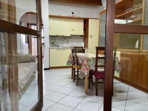 a kitchen and dining room with a table and chairs at garda felice in Desenzano del Garda