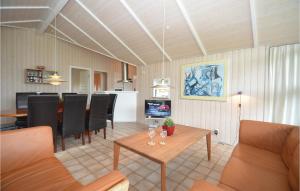 sala de estar y comedor con mesa y sillas en Beautiful Home In Nakskov With Sauna, en Nakskov