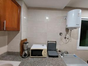 a microwave sitting on a counter in a kitchen at Appartement kenitra mall in Kenitra