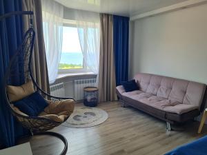 un soggiorno con divano, amaca e finestra di Baltic Sunset Apartments a Sillamäe
