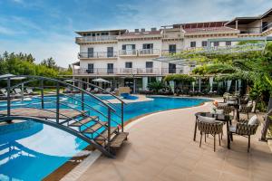 a hotel with a swimming pool and a building at Hotel President Solin in Solin