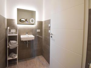 a bathroom with a sink and a mirror at Mein-Ostseeplätzchen Haus am Meer 8 in Niesgrau +23 photos