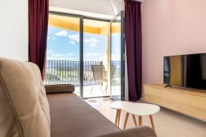 Televisyen dan/atau pusat hiburan di Tower Apartments
