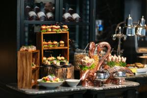uma mesa com sanduíches e outros alimentos em La Sinfonía Majesty Hotel and Spa em Hanói