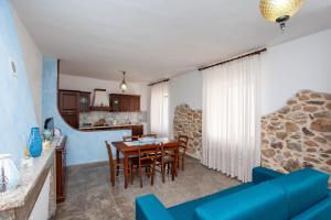 cocina y sala de estar con mesa y sillas. en Casa Irgoli - Sardegna, en Irgoli