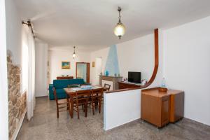 uma sala de jantar e sala de estar com mesa e cadeiras em Casa Irgoli - Sardegna em Irgoli